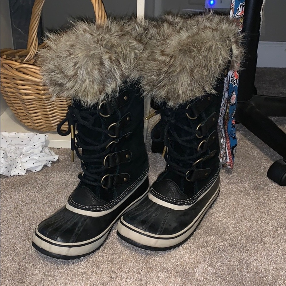 SOREL JOAN OF ARCTIC - BLACK - MAKE AN OFFER!